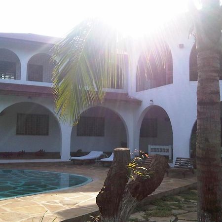 Giraffe House Bed & Breakfast Malindi Exterior photo