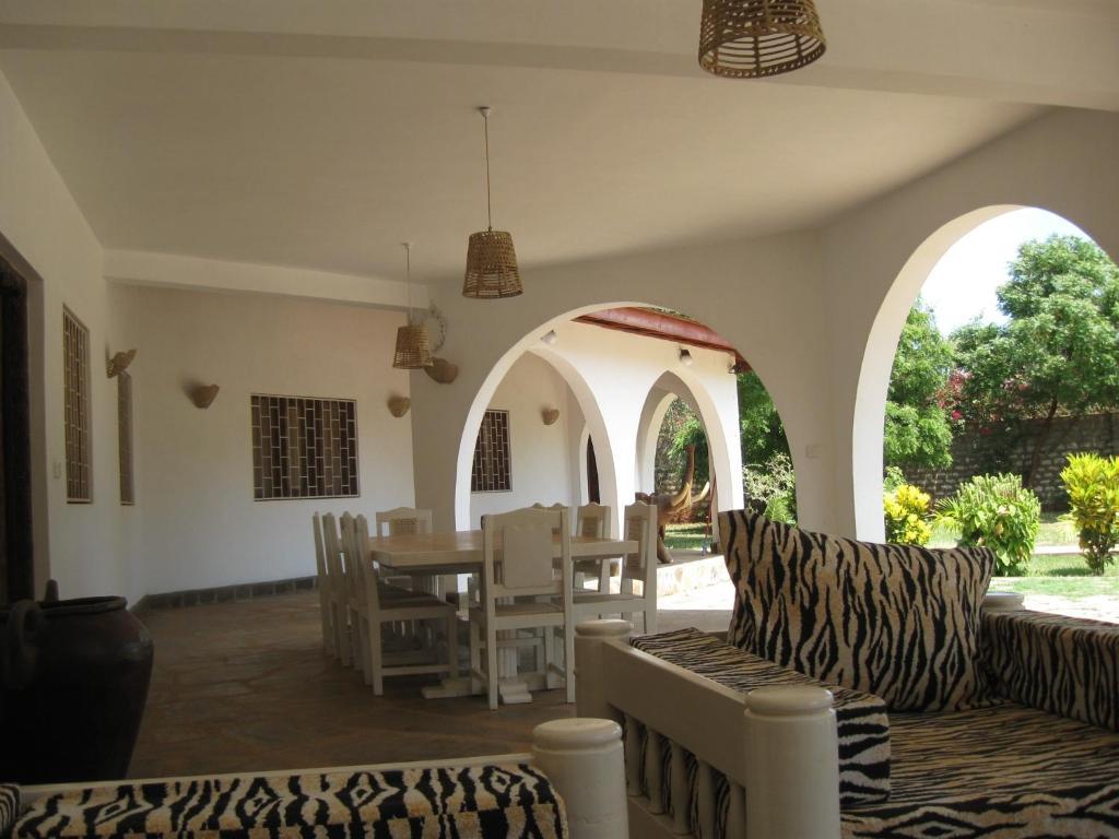 Giraffe House Bed & Breakfast Malindi Exterior photo