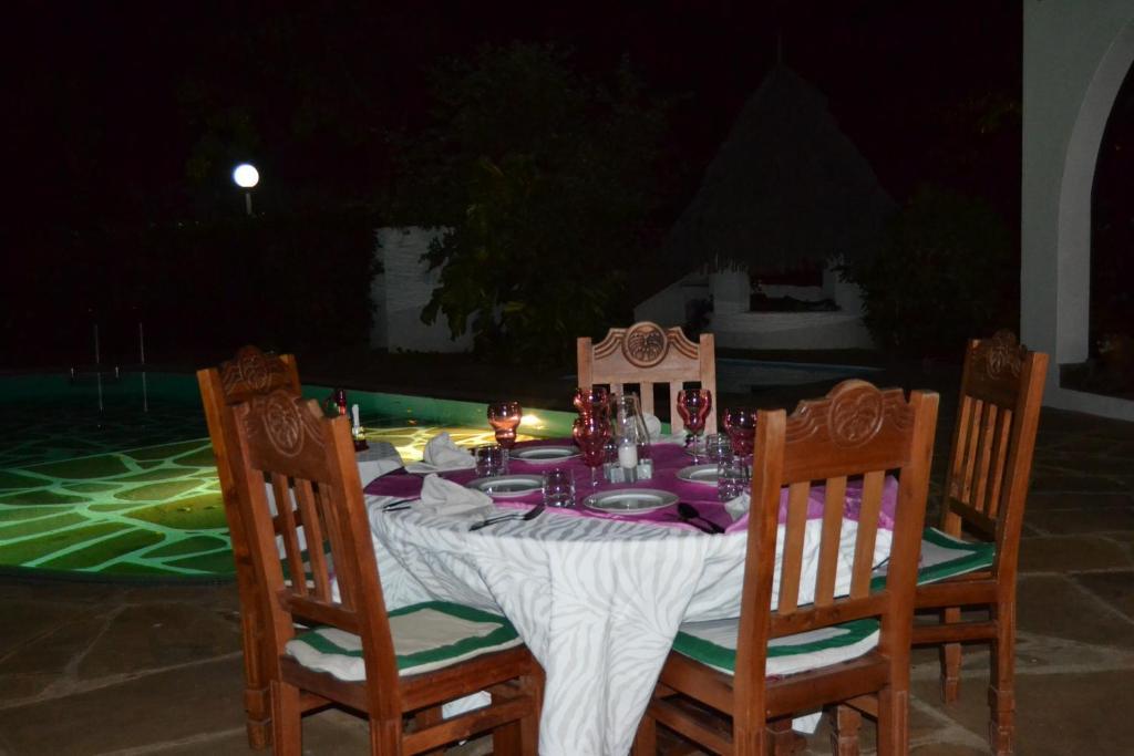 Giraffe House Bed & Breakfast Malindi Exterior photo