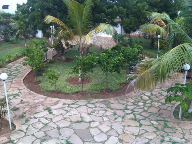 Giraffe House Bed & Breakfast Malindi Exterior photo