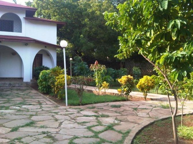Giraffe House Bed & Breakfast Malindi Exterior photo
