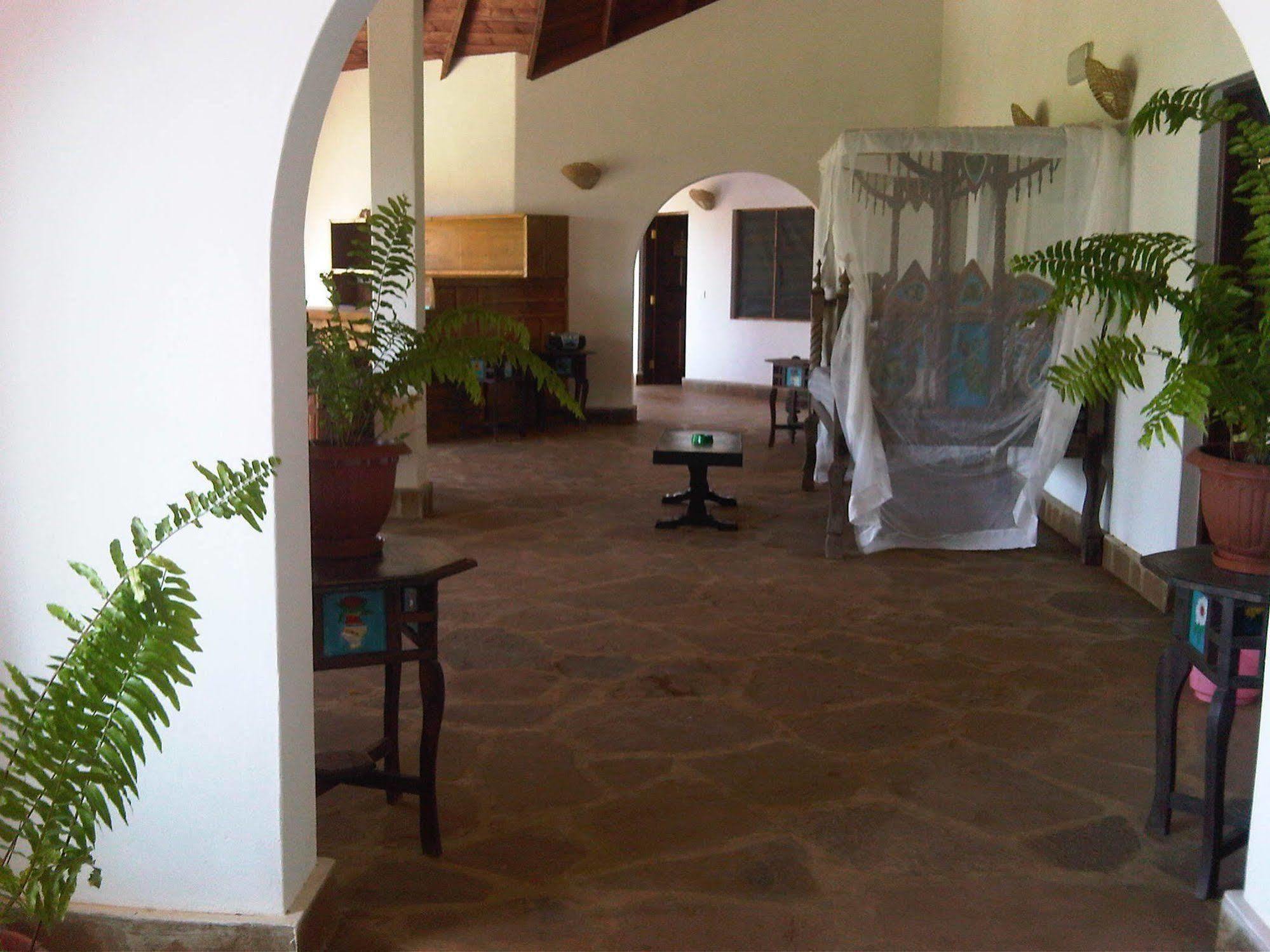 Giraffe House Bed & Breakfast Malindi Exterior photo