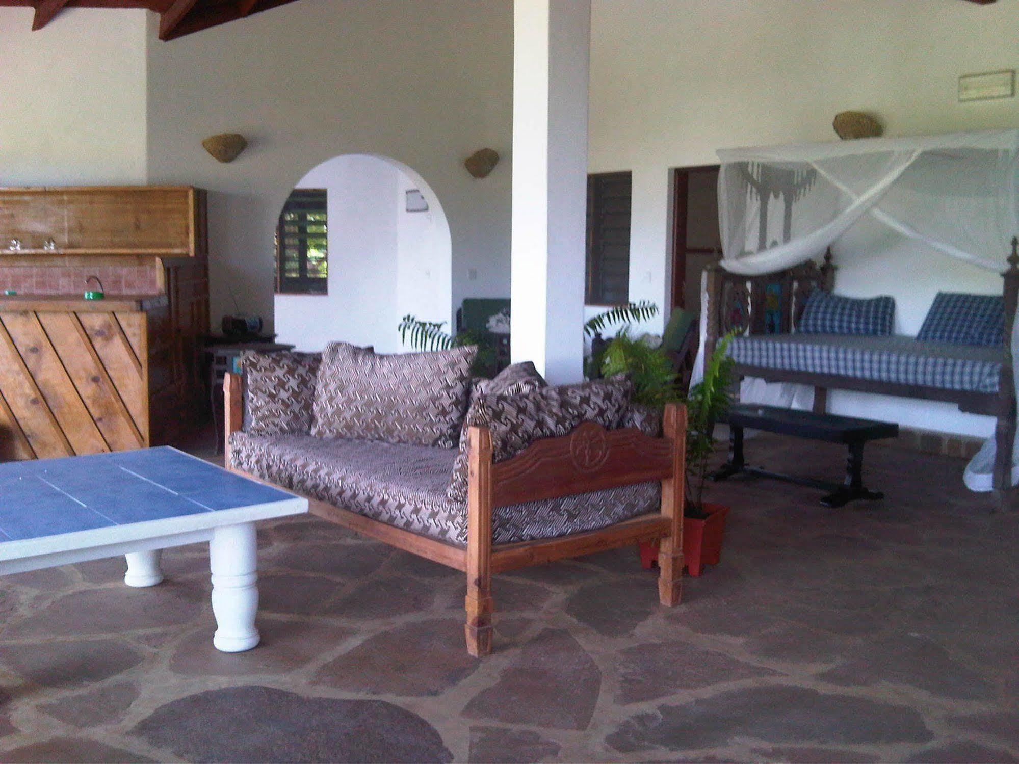 Giraffe House Bed & Breakfast Malindi Exterior photo
